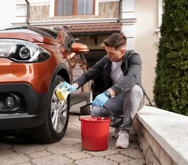 Lavage auto à domicile Forges-les-Bains : professionnel intervenant sur un véhicule
